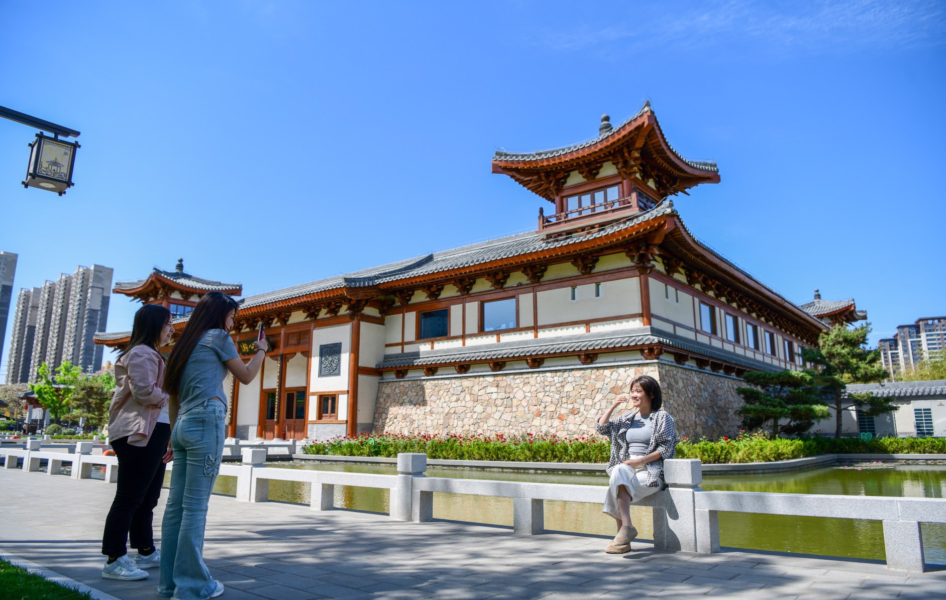 定州：古城风景如画 游客观光打卡