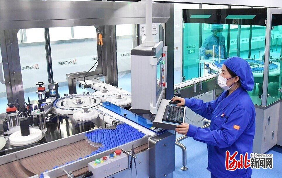 近日，工作人员在石药集团巨石生物园区车间操控生产仪器。 河北日报记者 史晟全摄.jpg