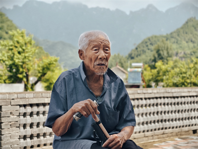 图片3、百岁老人李西凡回忆80多年前的往事。郭明明摄.jpg
