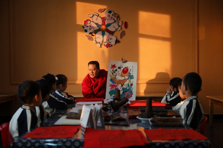 武强年画博物馆工作人员为学生们普及年画知识。陈康摄