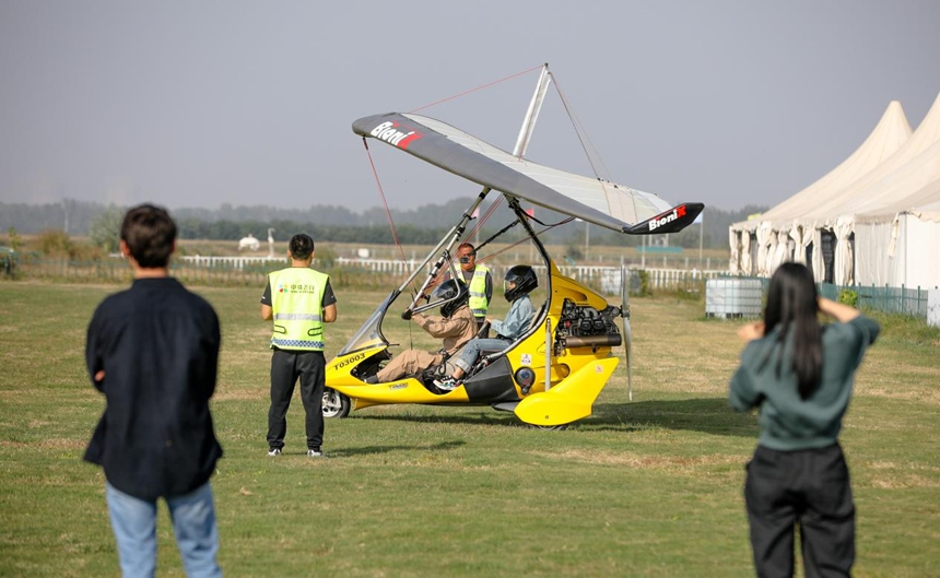 游客在航空小镇感受飞行乐趣。陈康摄