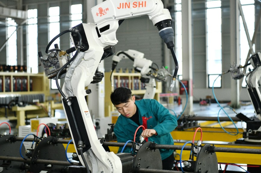 工人在位于任丘市的金狮智能机器人有限公司生产车间工作。苑立伟摄