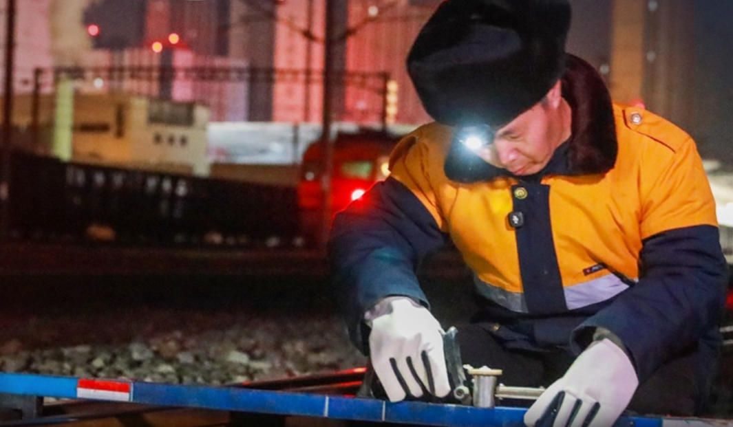 政声直达·新春走基层｜我给铁轨拧螺丝