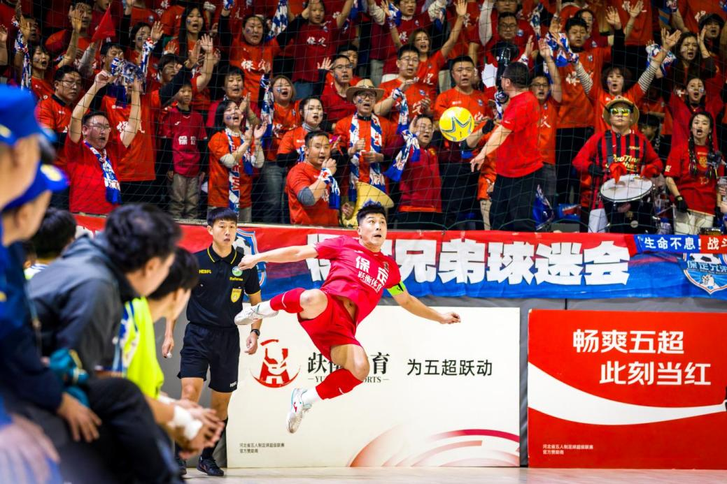 保定赛区现场,球迷正在为选手加油助威。刘伟摄